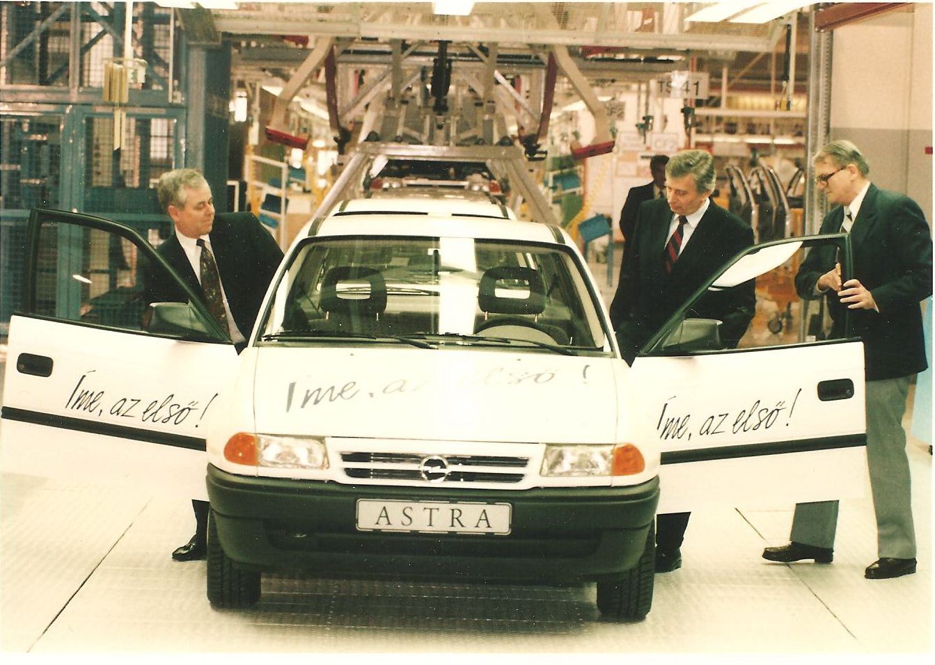 Az első Opel Astra a gyártósoron, Antall József miniszterelnökkel