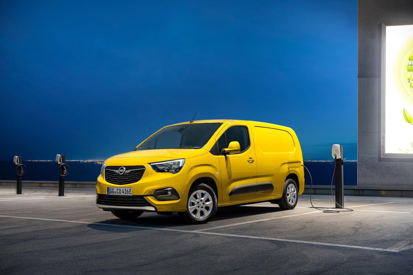 Az Opel Combo-e Cargo modellre 8 év vagy 160 000 km garanciát ad a gyártó.