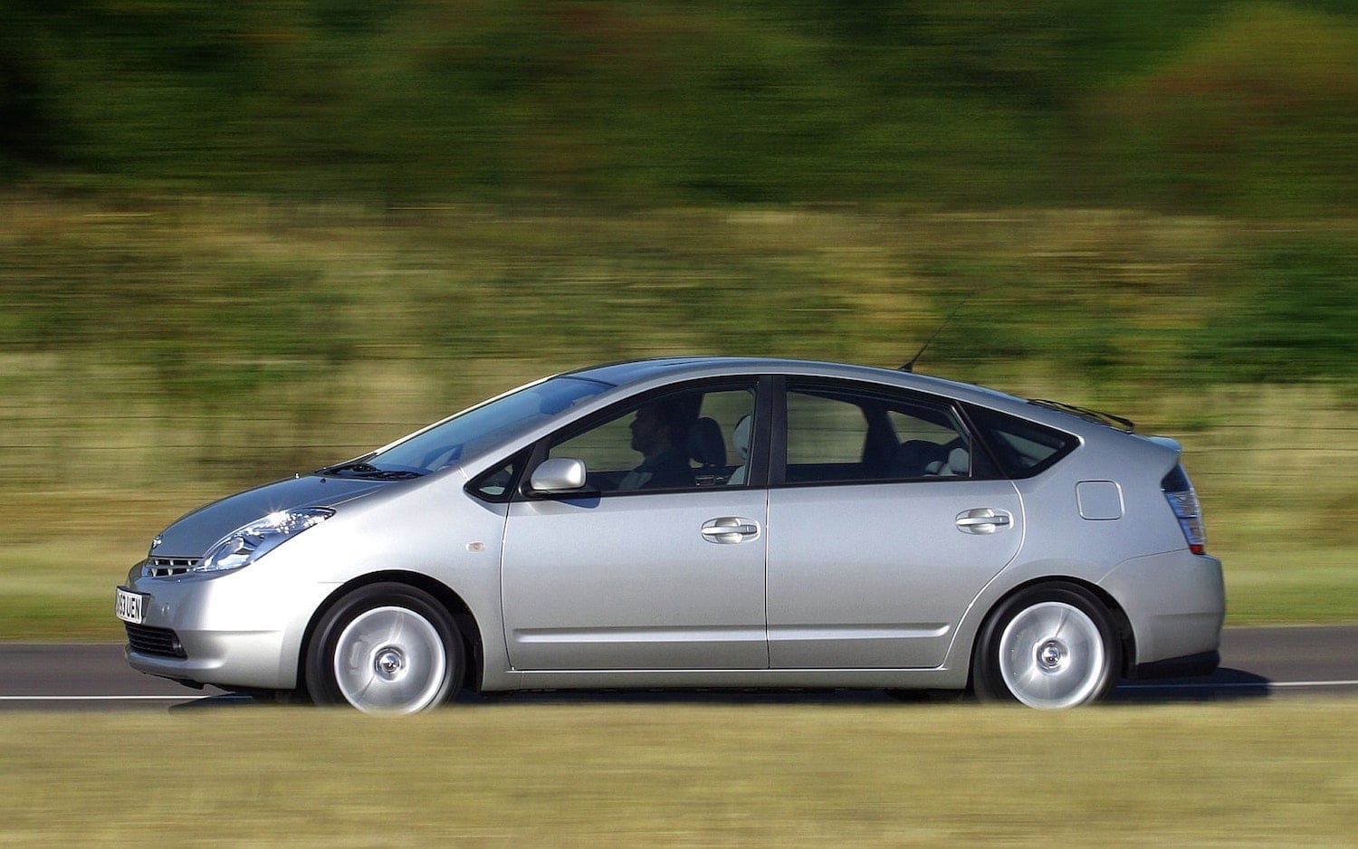A második generációs Toyota Prius ferdehátú designt kapott.