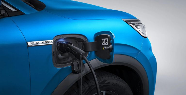 Az elektromos autó működése energiahatékonyabb, mint a belsőégésű motoros autóké.