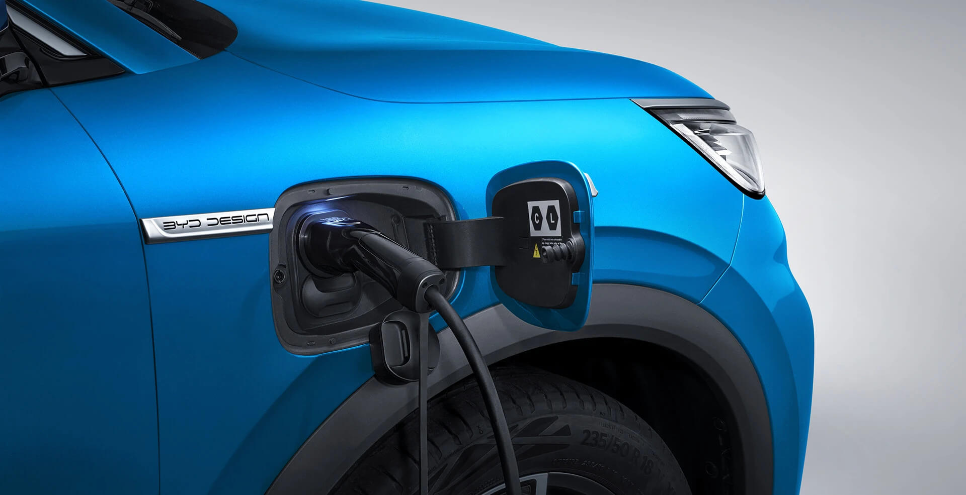 Az elektromos autó működése energiahatékonyabb, mint a belsőégésű motoros autóké.
