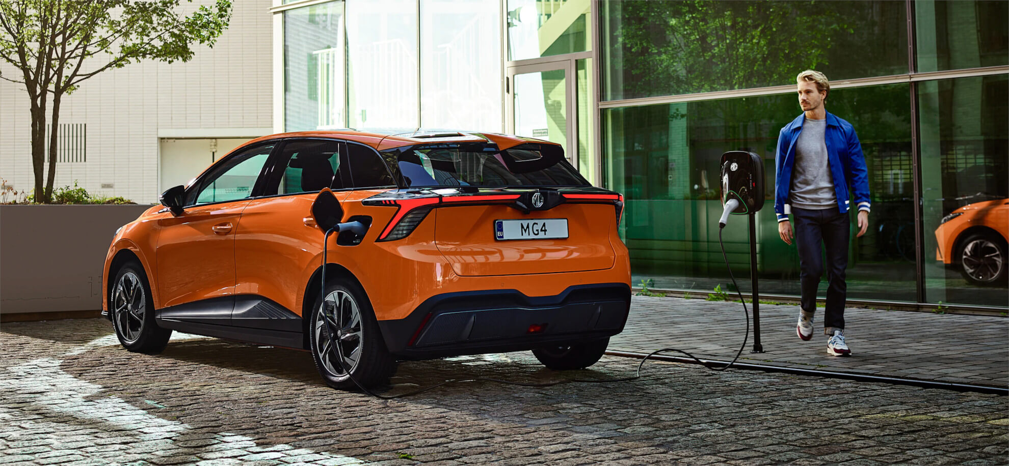 Az MG4-et külön is ajánlja a "Carwow Car of the Year" a városi kategóriában. Kép forrása: mgmotor.hu