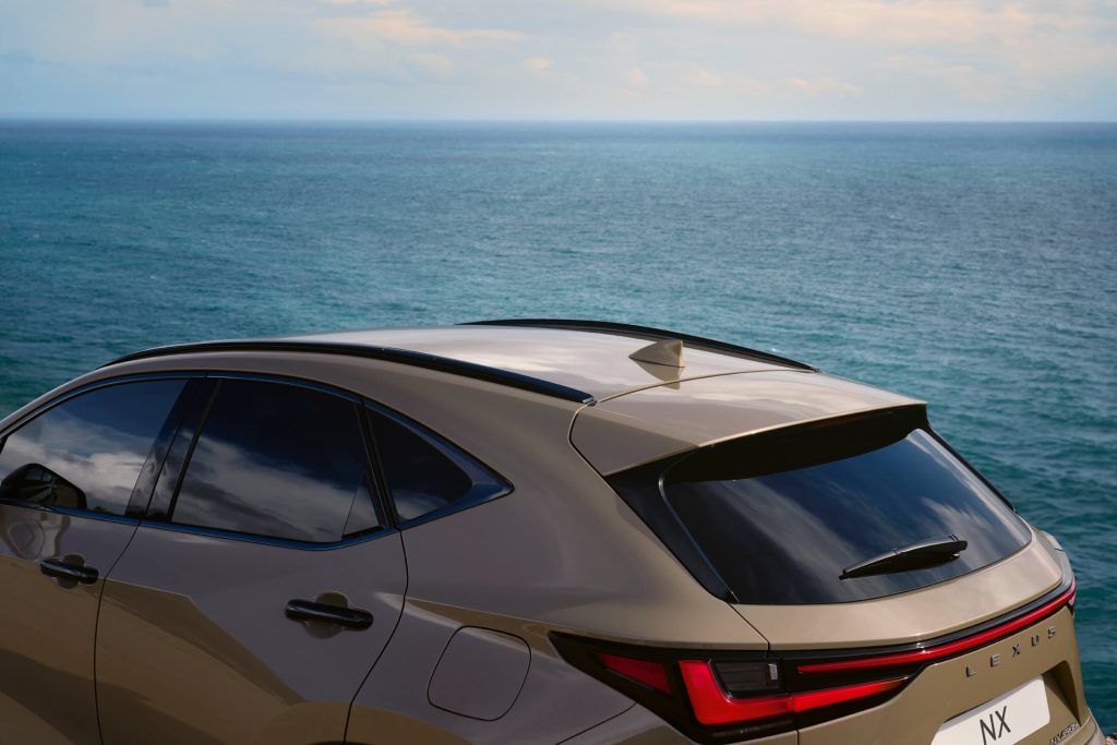 Lexus NX Overtrail jellegzetes megjelenést kapott, látványos fekete visszapillantó tükrökkel, kilincsekkel, tetősínekkel.