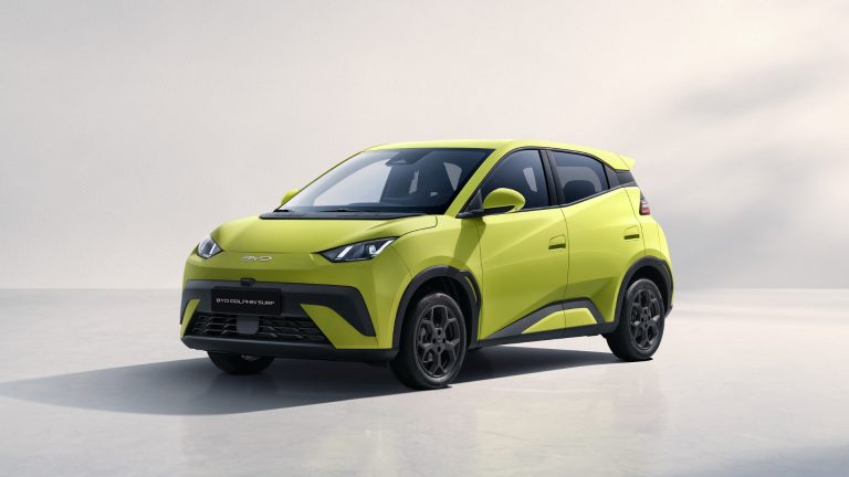 A BYD Dolphin Surf külseje oldalnézetből.