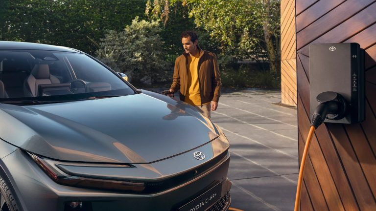 A Toyota C-HR Plus magas technológiai felszereltséggel van ellátva.