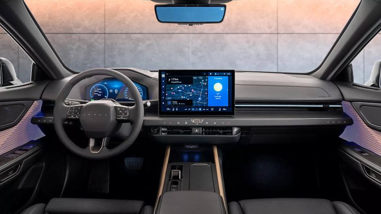 A Lexus ES beltere.