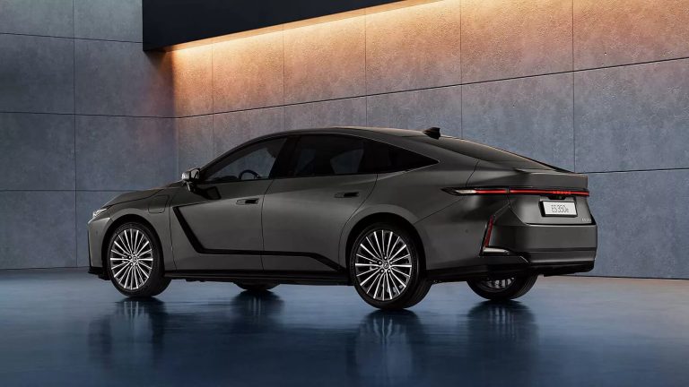 Az új Lexus ES külseje áramvonalas és elegáns.