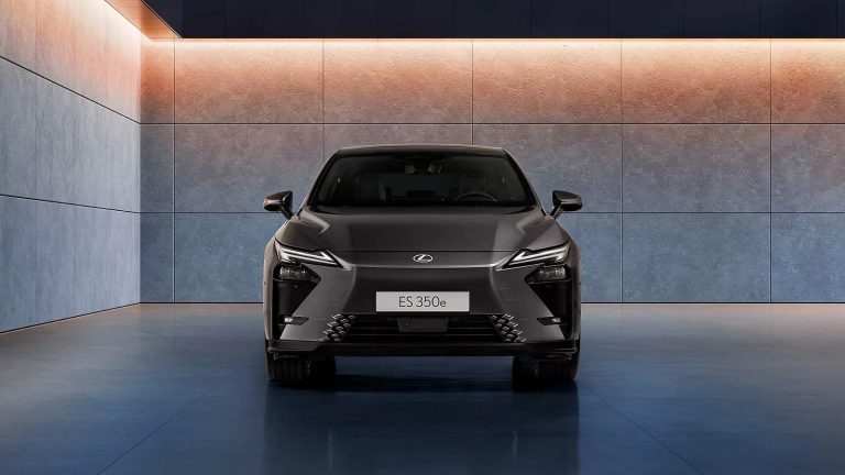 Az új Lexus ES már elektromos hajtáslánccal is elérhető.
